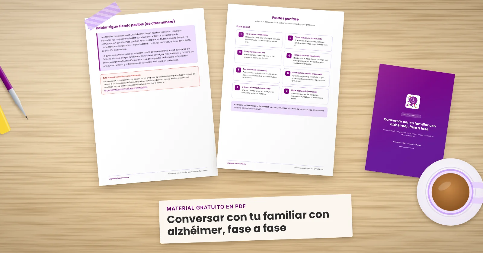 Dos páginas impresas de «Conversar con tu familiar con alzhéimer, fase a fase» sujetas con cinta washi sobre una mesa de madera, con la portada asomando. Alrededor, una etiqueta de papel con el título, un bolígrafo, un fluorescente y una taza de té.