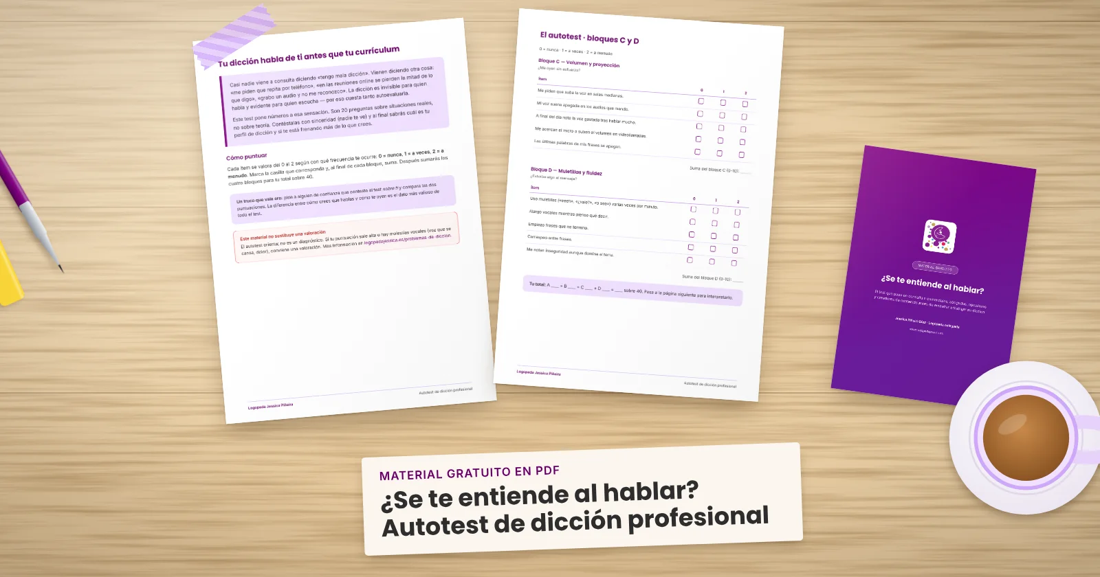 Dos páginas impresas de «¿Se te entiende al hablar? Autotest de dicción profesional» sujetas con cinta washi sobre una mesa de madera, con la portada asomando. Alrededor, una etiqueta de papel con el título, un bolígrafo, un fluorescente y una taza de té.