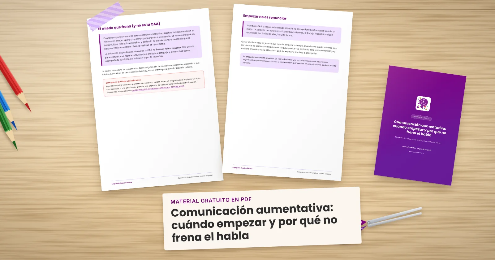 Dos páginas impresas de «Comunicación aumentativa: cuándo empezar y por qué no frena el habla» sujetas con cinta washi sobre una mesa de madera, con la portada asomando. Alrededor, una etiqueta de papel con el título, lápices de colores y unas tijeras.