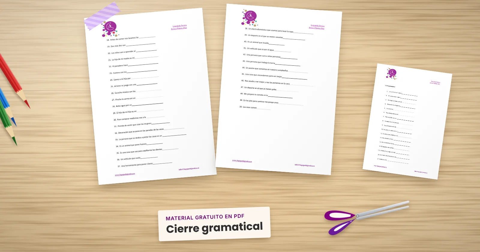 Dos páginas impresas de «Cierre gramatical» sujetas con cinta washi sobre una mesa de madera, con la portada asomando. Alrededor, una etiqueta de papel con el título, lápices de colores y unas tijeras.