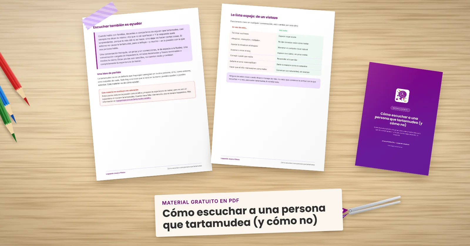 Dos páginas impresas de «Cómo escuchar a una persona que tartamudea (y cómo no)» sujetas con cinta washi sobre una mesa de madera, con la portada asomando. Alrededor, una etiqueta de papel con el título, lápices de colores y unas tijeras.