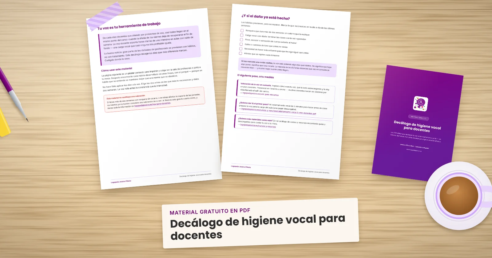 Dos páginas impresas de «Decálogo de higiene vocal para docentes» sujetas con cinta washi sobre una mesa de madera, con la portada asomando. Alrededor, una etiqueta de papel con el título, un bolígrafo, un fluorescente y una taza de té.
