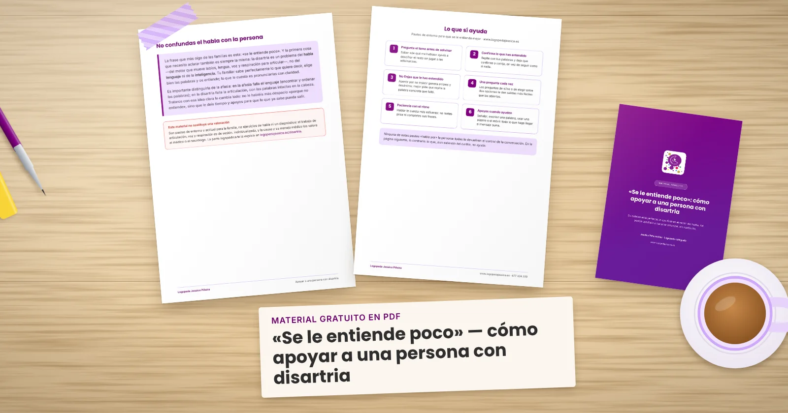 Dos páginas impresas de ««Se le entiende poco» — cómo apoyar a una persona con disartria» sujetas con cinta washi sobre una mesa de madera, con la portada asomando. Alrededor, una etiqueta de papel con el título, un bolígrafo, un fluorescente y una taza de té.