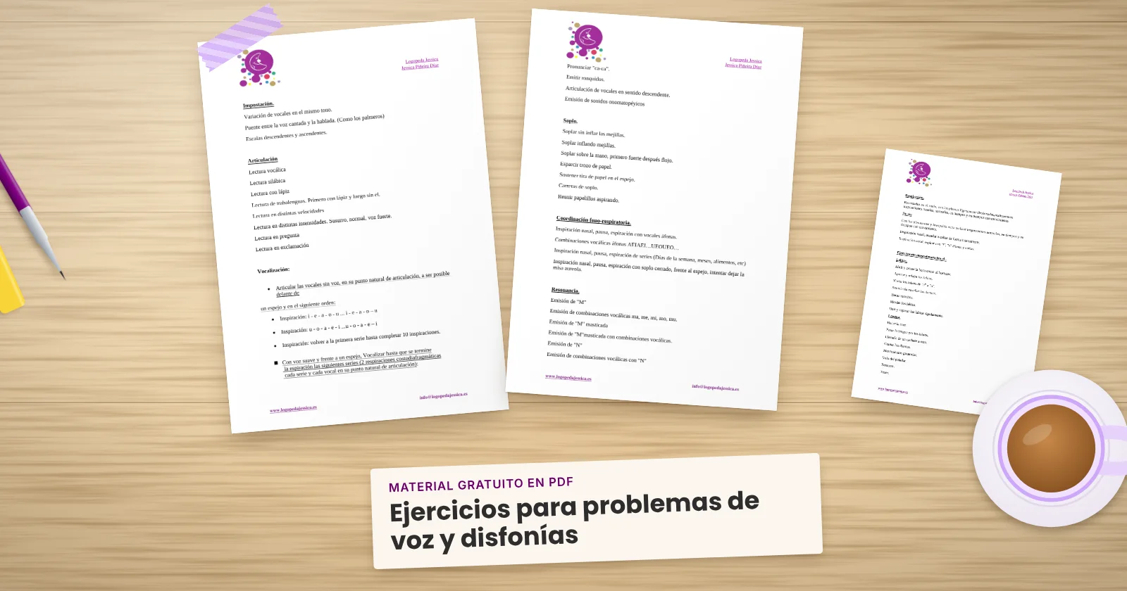 Dos páginas impresas de «Ejercicios para problemas de voz y disfonías» sujetas con cinta washi sobre una mesa de madera, con la portada asomando. Alrededor, una etiqueta de papel con el título, un bolígrafo, un fluorescente y una taza de té.
