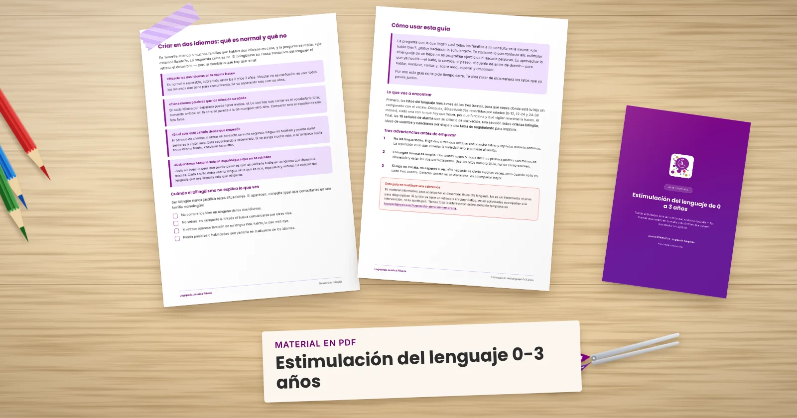 Dos páginas impresas de «Estimulación del lenguaje 0-3 años» sujetas con cinta washi sobre una mesa de madera, con la portada asomando. Alrededor, una etiqueta de papel con el título, lápices de colores y unas tijeras.