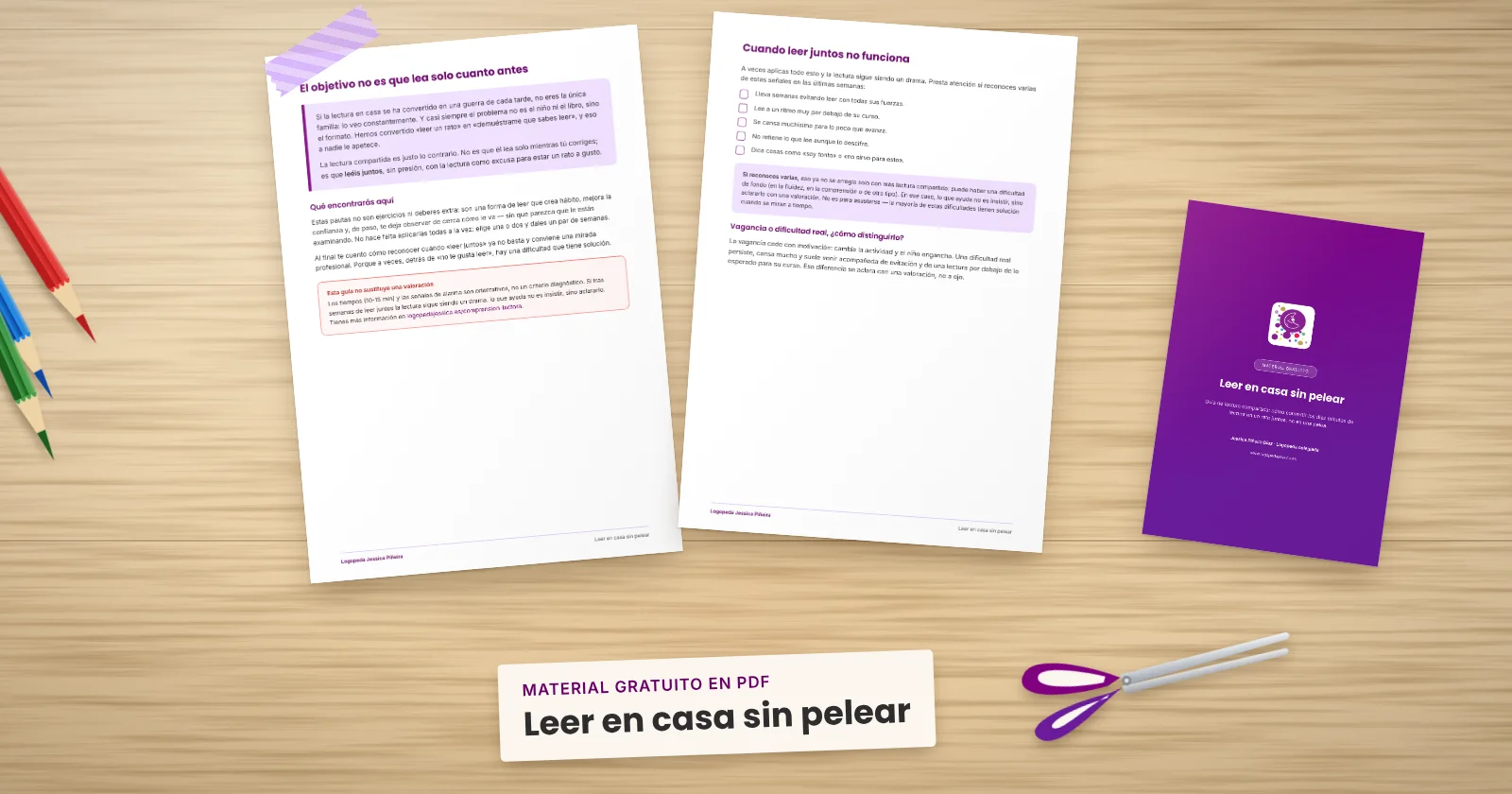 Dos páginas impresas de «Leer en casa sin pelear» sujetas con cinta washi sobre una mesa de madera, con la portada asomando. Alrededor, una etiqueta de papel con el título, lápices de colores y unas tijeras.