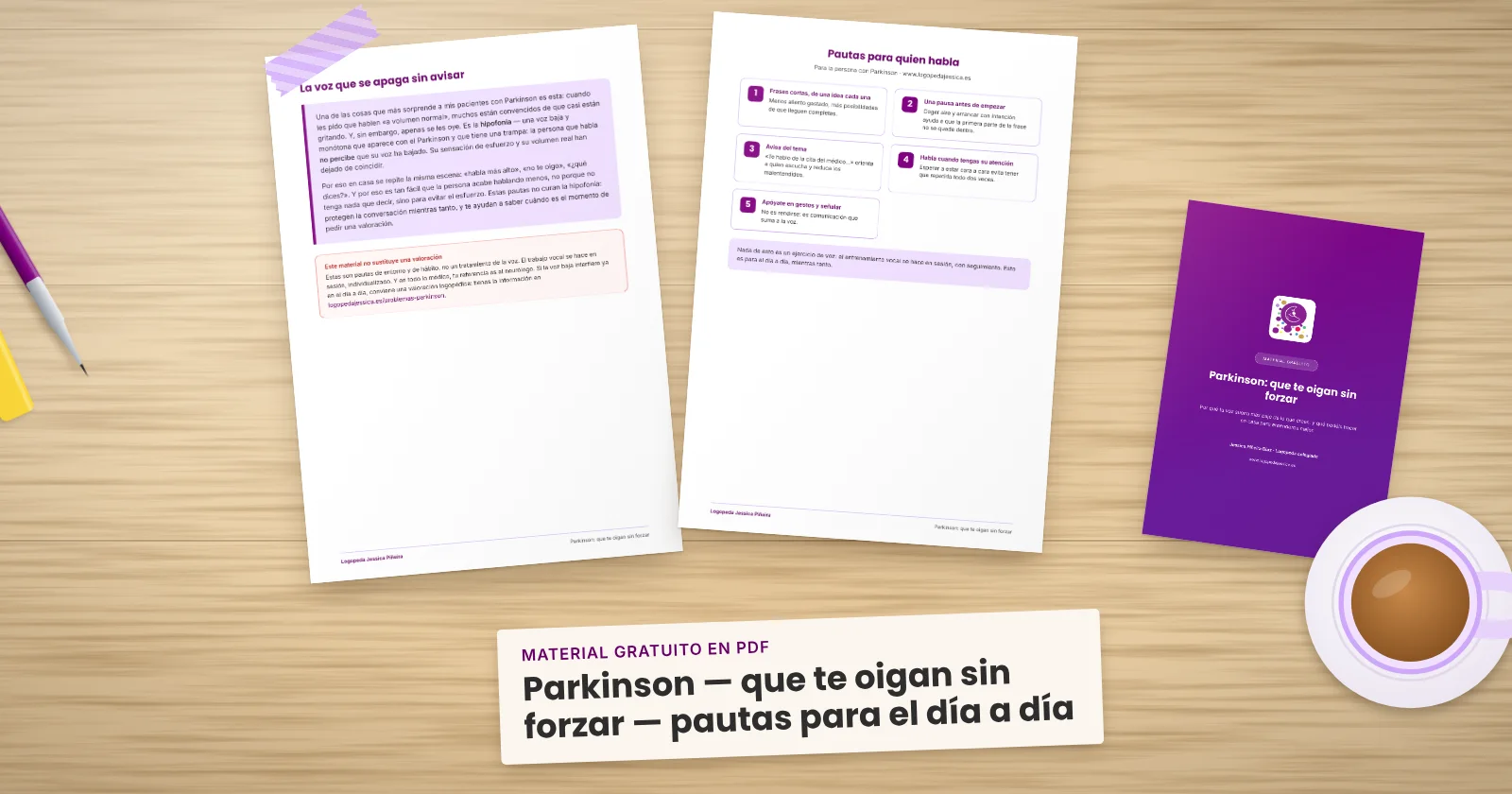 Dos páginas impresas de «Parkinson — que te oigan sin forzar — pautas para el día a día» sujetas con cinta washi sobre una mesa de madera, con la portada asomando. Alrededor, una etiqueta de papel con el título, un bolígrafo, un fluorescente y una taza de té.