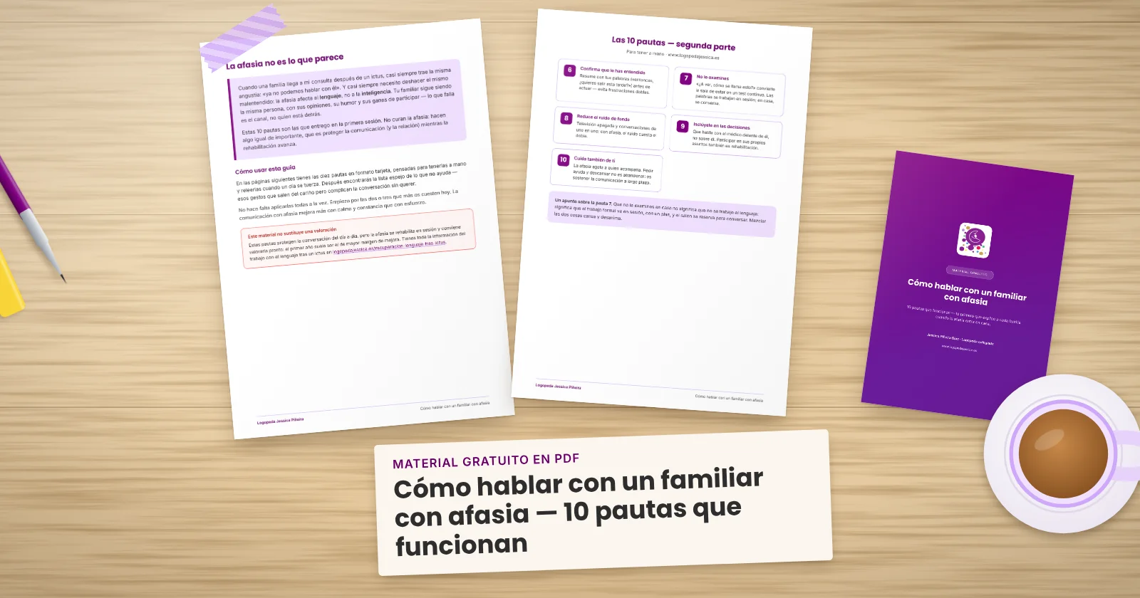 Dos páginas impresas de «Cómo hablar con un familiar con afasia — 10 pautas que funcionan» sujetas con cinta washi sobre una mesa de madera, con la portada asomando. Alrededor, una etiqueta de papel con el título, un bolígrafo, un fluorescente y una taza de té.