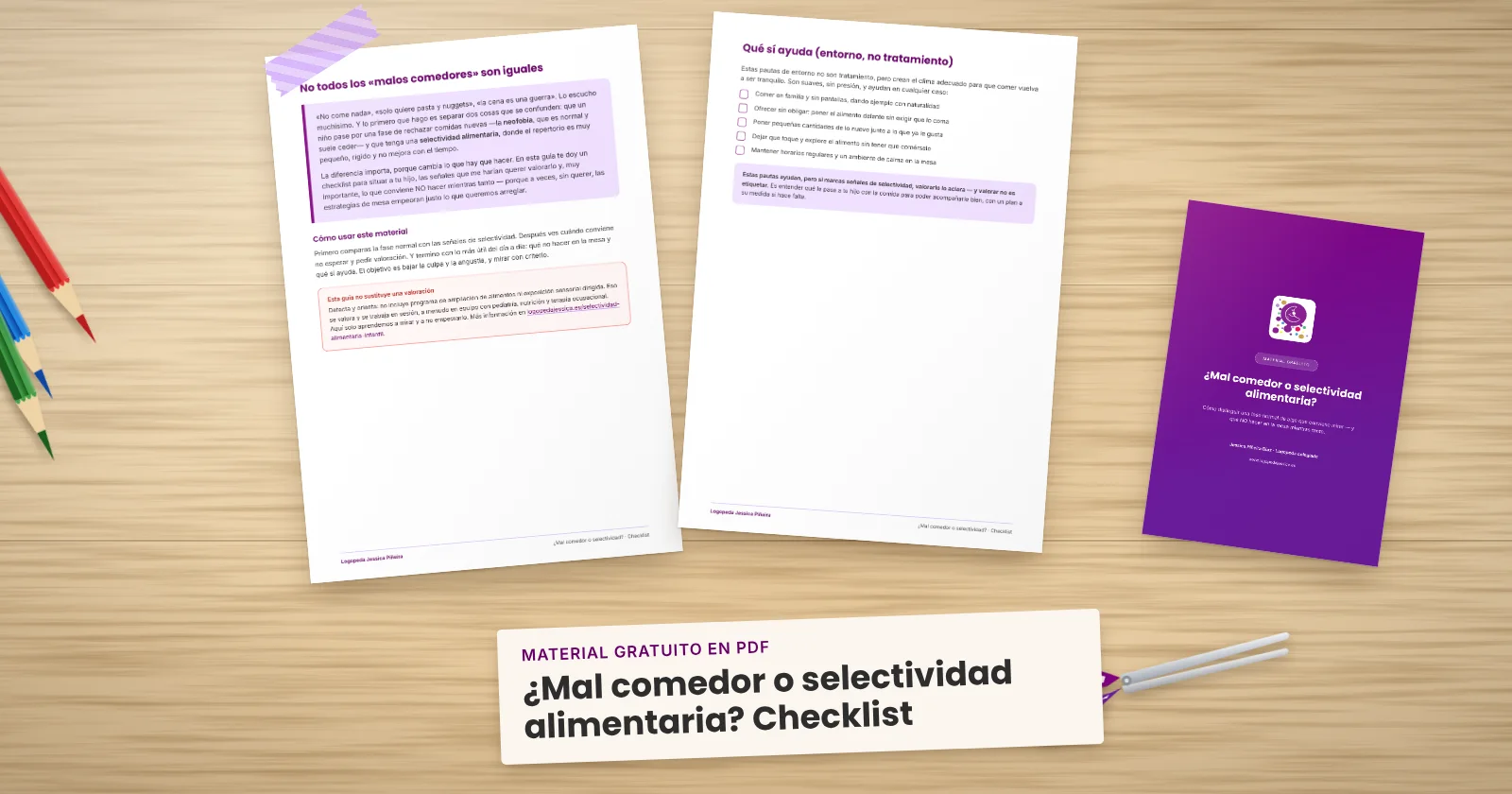 Dos páginas impresas de «¿Mal comedor o selectividad alimentaria? Checklist» sujetas con cinta washi sobre una mesa de madera, con la portada asomando. Alrededor, una etiqueta de papel con el título, lápices de colores y unas tijeras.