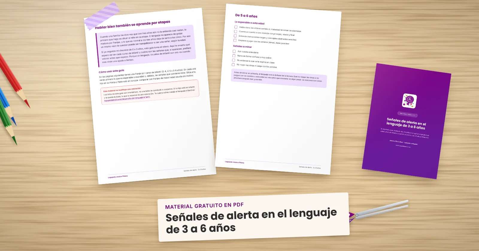 Dos páginas impresas de «Señales de alerta en el lenguaje de 3 a 6 años» sujetas con cinta washi sobre una mesa de madera, con la portada asomando. Alrededor, una etiqueta de papel con el título, lápices de colores y unas tijeras.