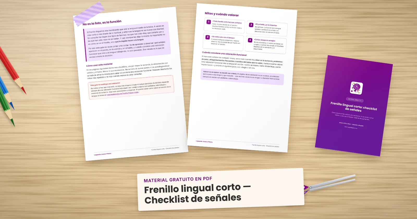 Dos páginas impresas de «Frenillo lingual corto — Checklist de señales» sujetas con cinta washi sobre una mesa de madera, con la portada asomando. Alrededor, una etiqueta de papel con el título, lápices de colores y unas tijeras.