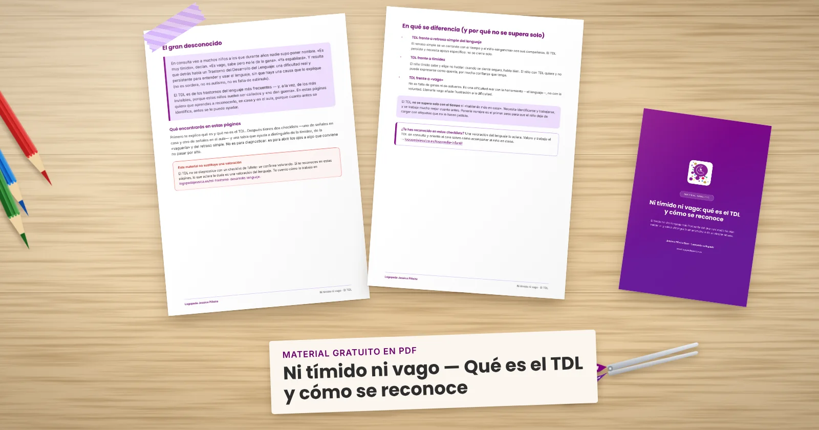 Dos páginas impresas de «Ni tímido ni vago — Qué es el TDL y cómo se reconoce» sujetas con cinta washi sobre una mesa de madera, con la portada asomando. Alrededor, una etiqueta de papel con el título, lápices de colores y unas tijeras.