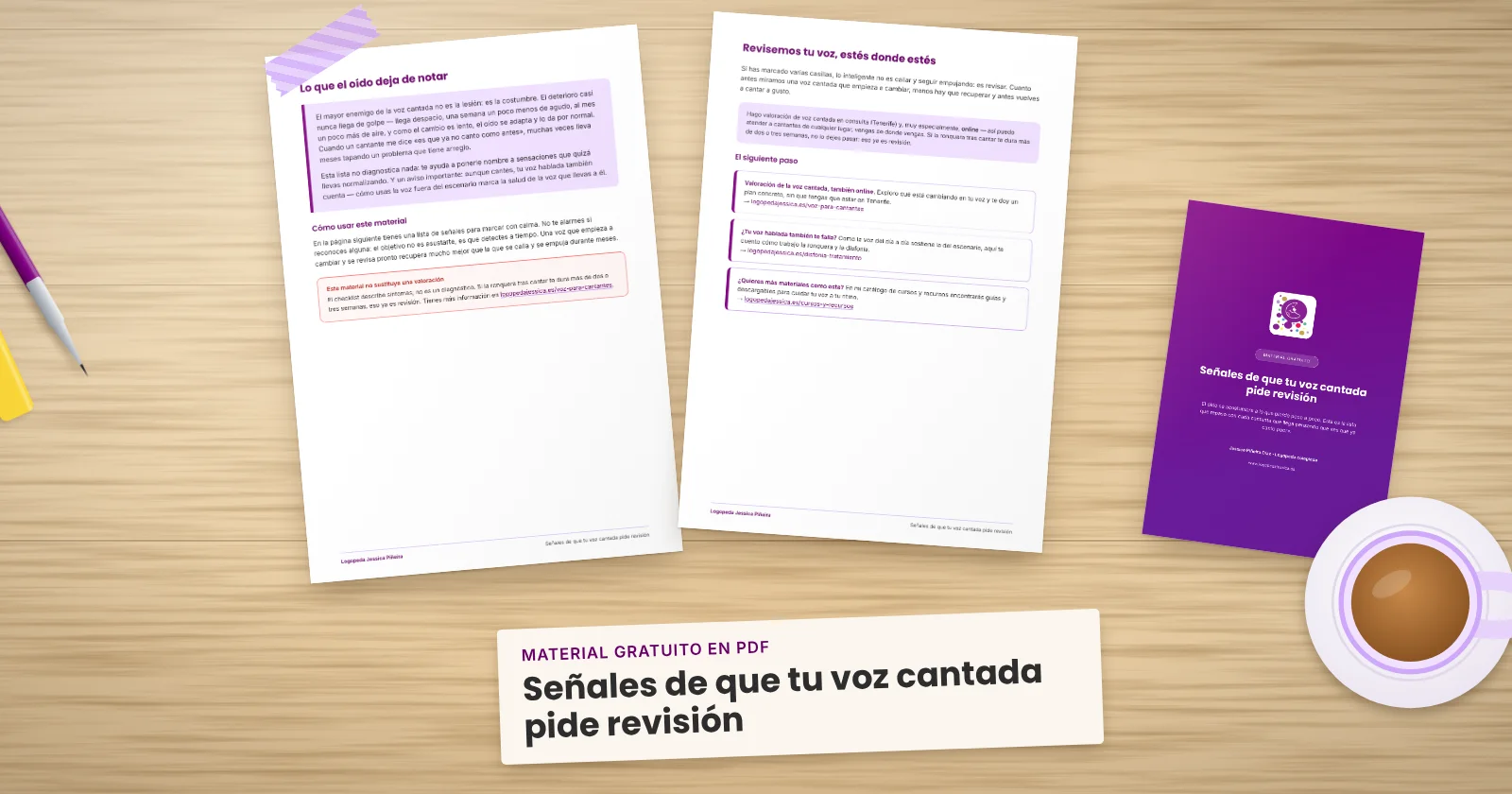 Dos páginas impresas de «Señales de que tu voz cantada pide revisión» sujetas con cinta washi sobre una mesa de madera, con la portada asomando. Alrededor, una etiqueta de papel con el título, un bolígrafo, un fluorescente y una taza de té.