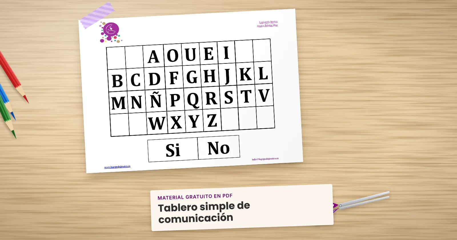 Una página impresa de «Tablero simple de comunicación» sujeta con cinta washi sobre una mesa de madera. Alrededor, una etiqueta de papel con el título, lápices de colores y unas tijeras.
