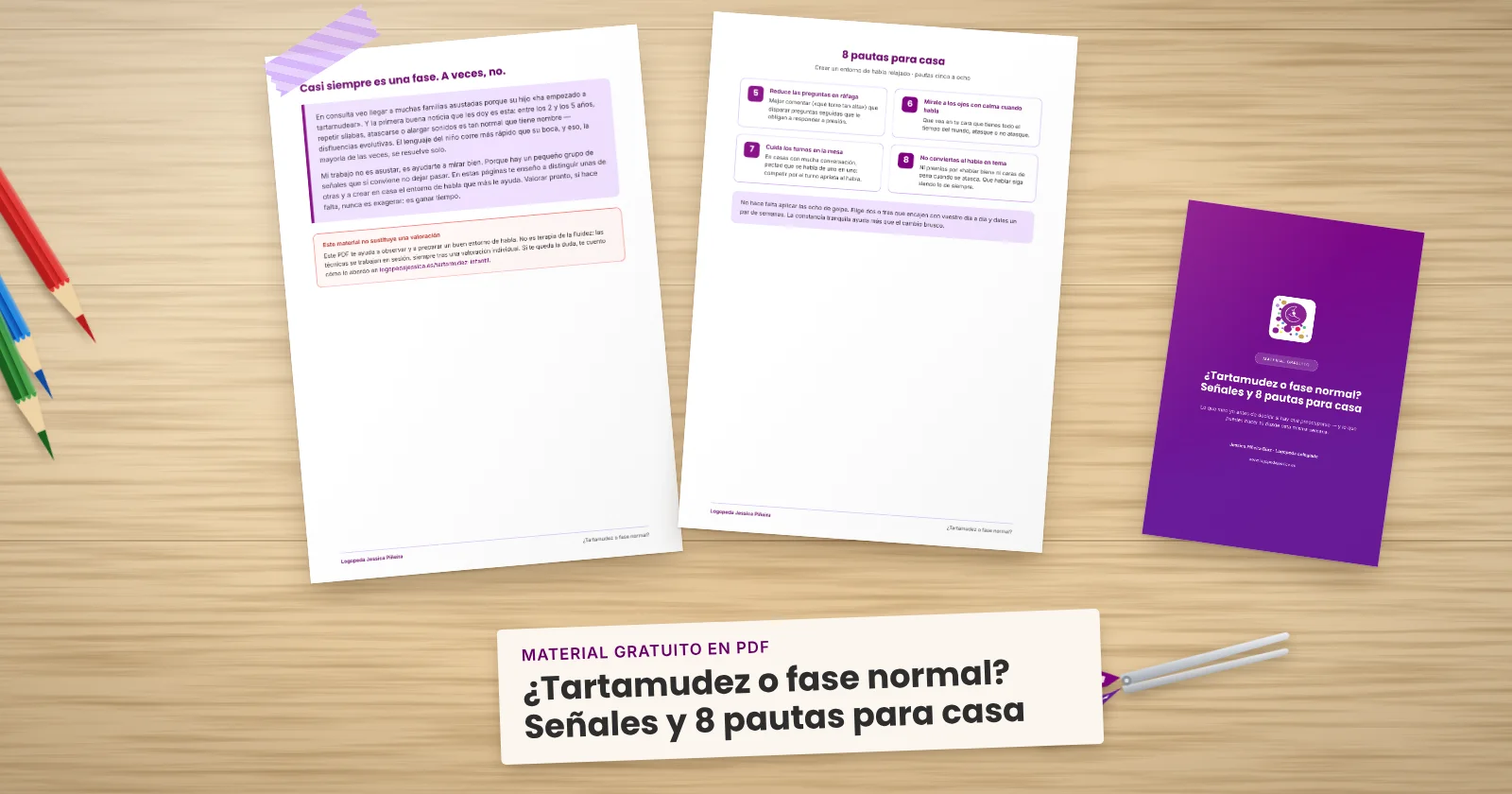 Dos páginas impresas de «¿Tartamudez o fase normal? Señales y 8 pautas para casa» sujetas con cinta washi sobre una mesa de madera, con la portada asomando. Alrededor, una etiqueta de papel con el título, lápices de colores y unas tijeras.