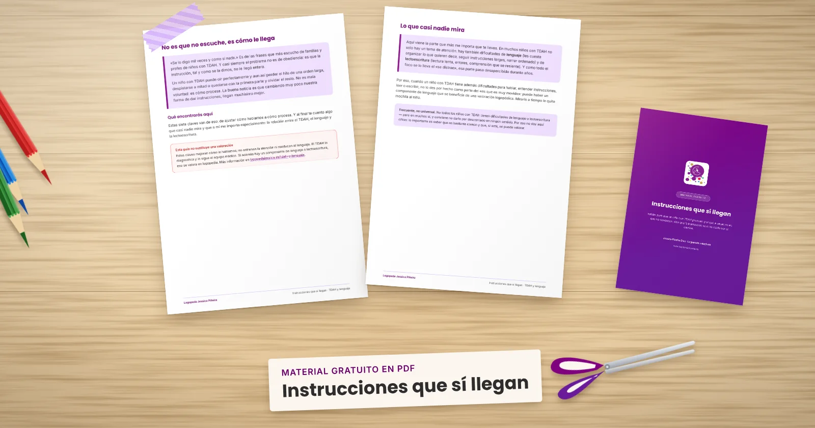 Dos páginas impresas de «Instrucciones que sí llegan» sujetas con cinta washi sobre una mesa de madera, con la portada asomando. Alrededor, una etiqueta de papel con el título, lápices de colores y unas tijeras.