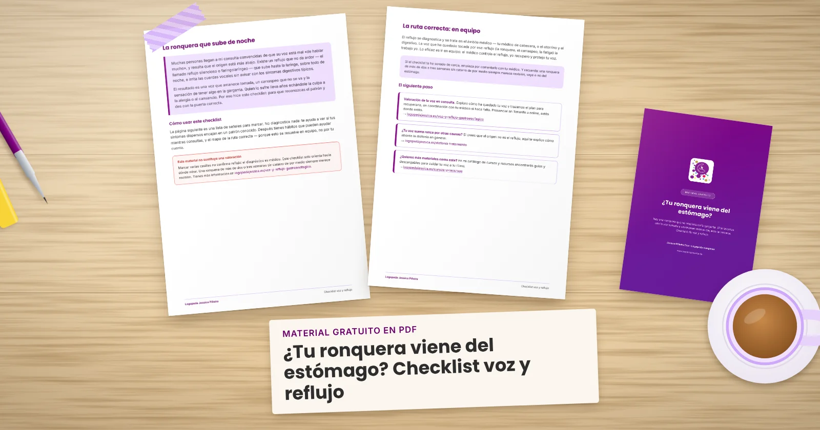 Dos páginas impresas de «¿Tu ronquera viene del estómago? Checklist voz y reflujo» sujetas con cinta washi sobre una mesa de madera, con la portada asomando. Alrededor, una etiqueta de papel con el título, un bolígrafo, un fluorescente y una taza de té.