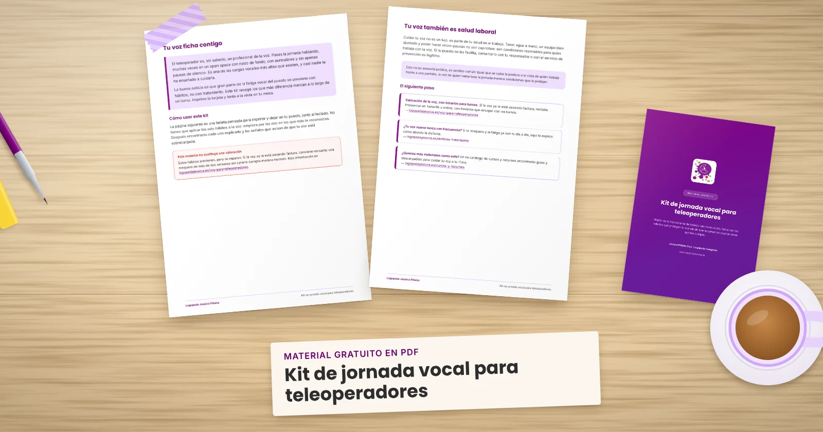 Dos páginas impresas de «Kit de jornada vocal para teleoperadores» sujetas con cinta washi sobre una mesa de madera, con la portada asomando. Alrededor, una etiqueta de papel con el título, un bolígrafo, un fluorescente y una taza de té.